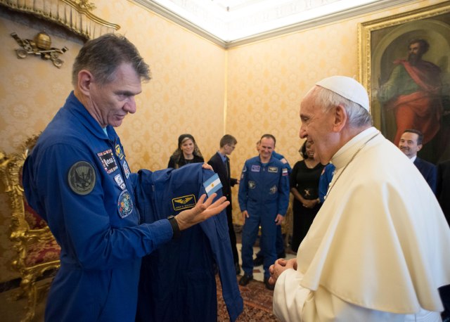 Paolo Nespoli memberikan baju astronaut pada paus. (Foto: Vatican Media/Handout)