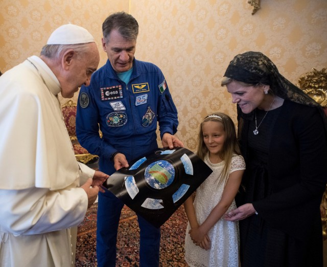 Paolo Nespoli memberikan gambar pada paus. (Foto: Vatican Media/Handout)