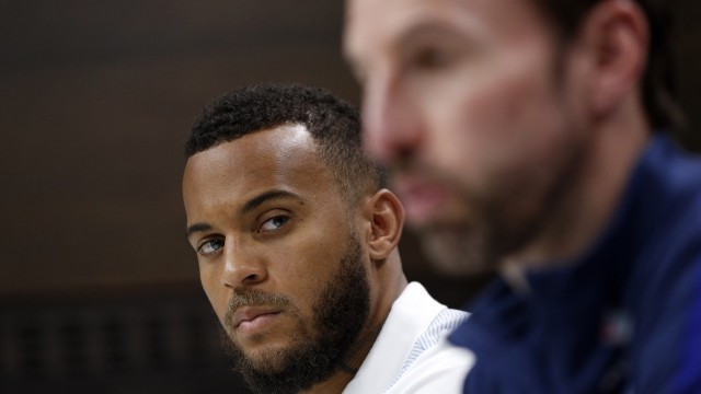 Ryan Bertrand dan Gareth Southgate. (Foto: ADRIAN DENNIS / AFP)