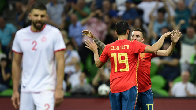 Aspas merayakan gol bersama Costa. (Foto: AFP/Pierre-Philippe Marcou)