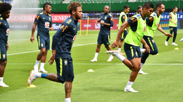 Neymar berlatih dengan Timnas Brasil. (Foto: JOE KLAMAR / AFP)