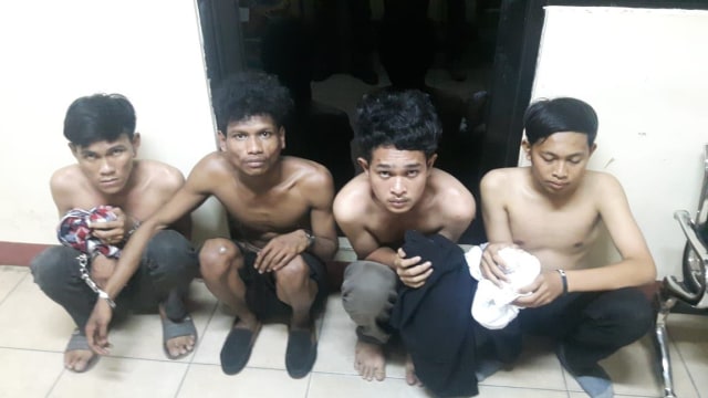 Polisi merazia 4 pemuda saat SOTR (Foto: Mirsan/kumparan)