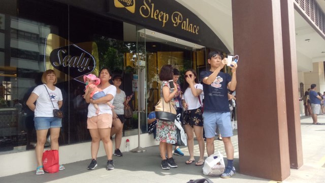 Antusiasme warga dan turis sekitar St Regis Hotel  (Foto: Nadia Riso/kumparan)