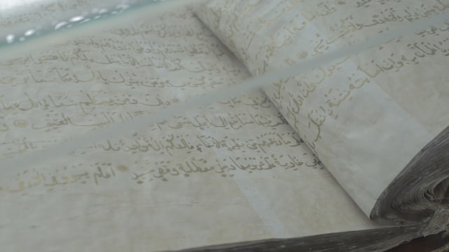 Al-Qur'an raksasa di Masjid Raya Fatimah Solo