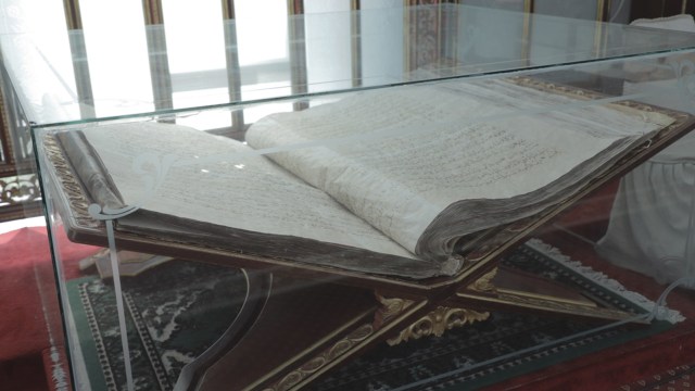 Al-Qur'an raksasa di Masjid Raya Fatimah Solo