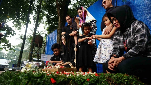 Keluarga mengujungi makam Julia Perez  (Foto: Irfan Adi Saputra/kumparan)