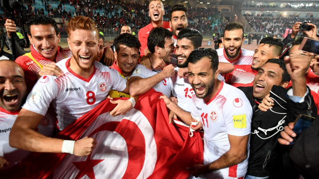 Tunisia berpesta usai lolos ke Piala Dunia. (Foto: Fethi Belaid/AFP)