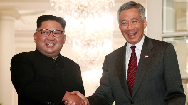 Kim Jong Un dan PM Singapore Lee Hsien Loong. (Foto: REUTERS/Edgar Su)