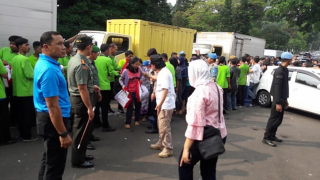 Joko Widodo bagikan sembako di Bogor. (Foto: Instagram @pen_korem061_bogor)