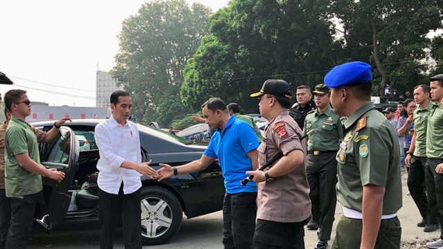 Joko Widodo bagikan sembako di Bogor. (Foto: Instagram @pen_korem061_bogor)