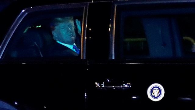 Donald Trump melambaikan tangan di dalam mobil. (Foto: REUTERS/Edgar Su)