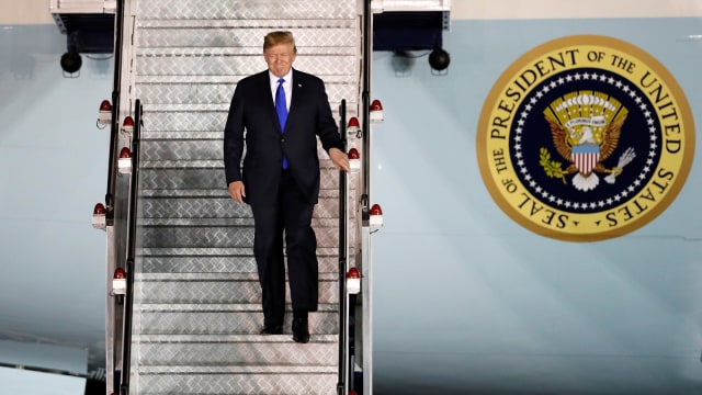 Donald Trump turun dari Air Force One. (Foto: REUTERS/Kim Kyung-Hoon)