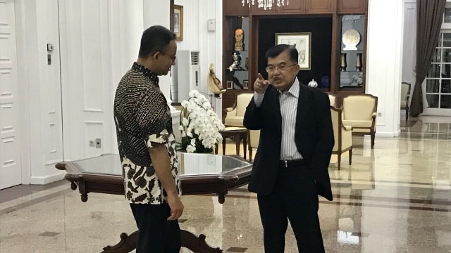 Wapres Jusuf Kalla berbincang dengan Anies. (Foto: Dok. Setwapres)