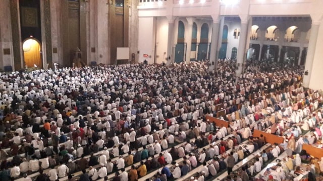 Malam 25 Ramadhan, 30 Ribu Jama'ah Berburu Lailatul Qodar di Masjid Al Akbar Surabaya