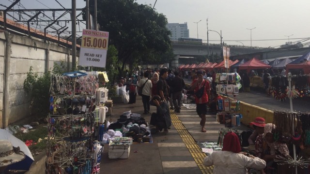 Jalan Jati Baru  dipadati warga berbelanja. (Foto: Soejono Eben Ezer Saragih/kumparan)
