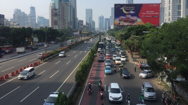 Situasi Jalan Gatot Subroto ramai lancar. (Foto: Mirsan Simamora/kumparan)