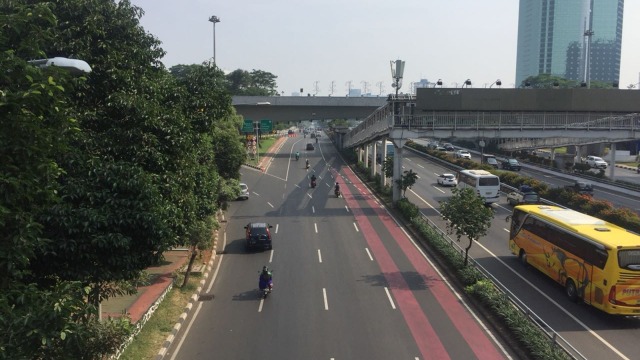 Situasi Jalan Gatot Subroto ramai lancar. (Foto: Mirsan Simamora/kumparan)