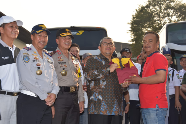 Gubernur Aher Lepas 130 Bus Mudik Gratis