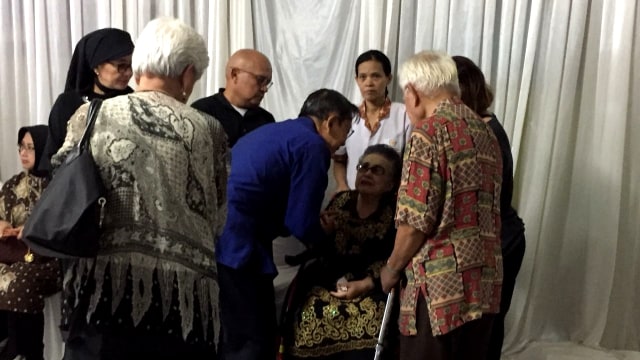 Boediono di rumah duka Irzan Tanjung.