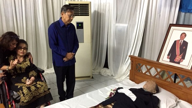 Boediono di rumah duka Irzan Tanjung.