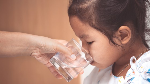 Ilustrasi anak minum air putih (Foto: Thinkstock)