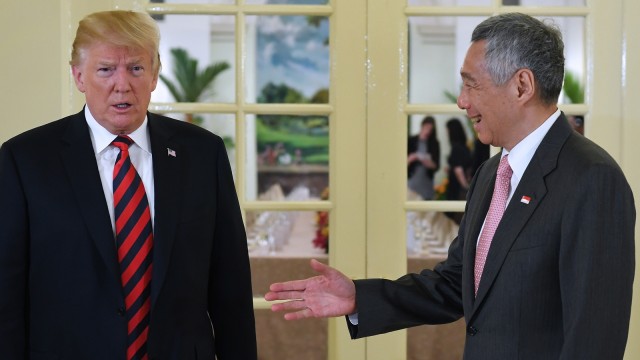 Donald Trump bersama Lee Hsien Loong. (Foto: AFP/Saul Loeb)