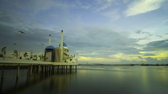 Masjid Amirul Mukminin (Foto:  Flickr/Encik Jomblang)