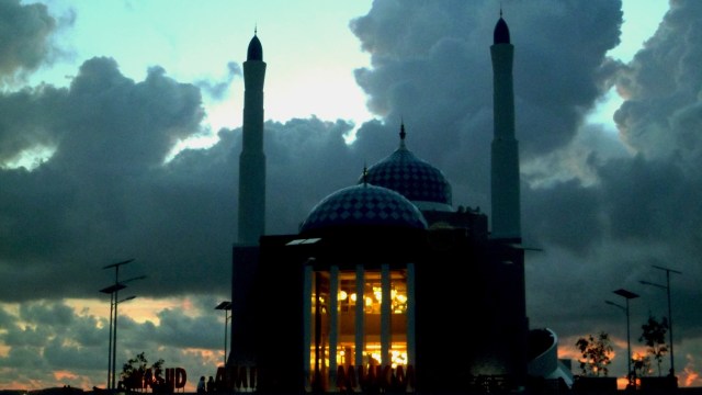 Masjid Amirul Mukminin (Foto: Flickr/jay axan)