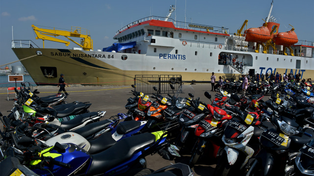 Pemudik motor menggunakan kapal Pelni. (Foto: ANTARA FOTO/R. Rekotomo)