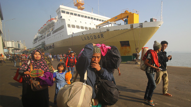 Penumpang turun dari Kapal Pelni KM Labobar. Foto: ANTARA FOTO/Moch Asim