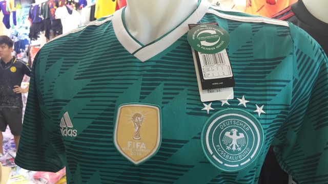 Jersi Jerman Laris Manis  (Foto: Abdul Latif/kumparan)