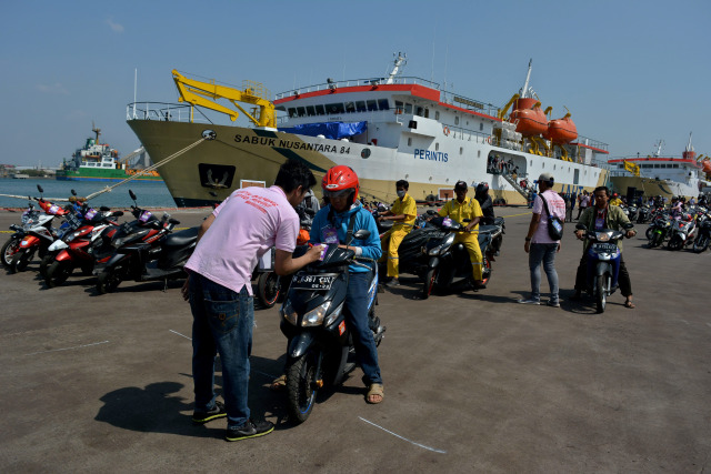 Pemudik Motor dengan Kapal Tiba di Semarang (Foto: Antara/Rekotomo)