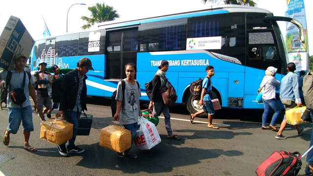 Pemudik asal Kalimantan tiba di Tanjung Perak (Foto: Phaksy Sukowati/kumparan)