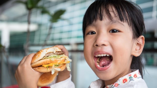 Ilustrasi Anak Jajan Makanan (Foto: Thinkstock)