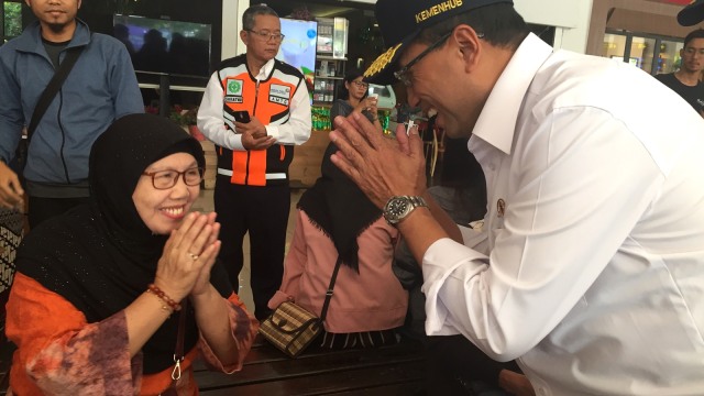 Menhub, Budi Karya menyapa pemudik di Halim.