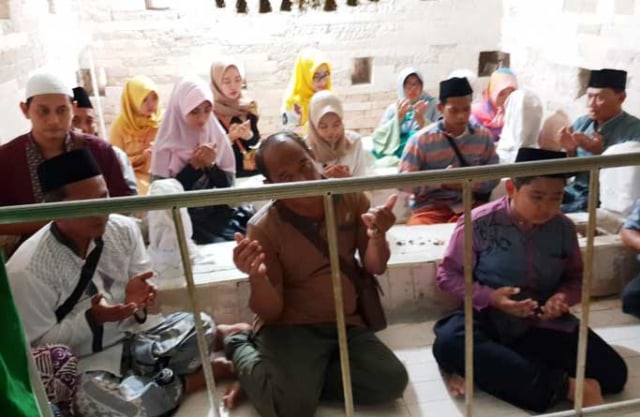 Jelang Hari Raya Idul Fitri, Peziarah Jubeli Makam Siti Fatimah binti Maimun