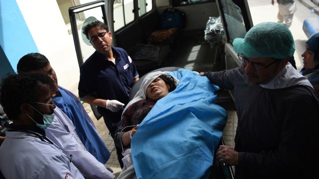 Keluarga korban bom bunuh diri di Afghanistan. (Foto: AFP/Wakil Kohsar)