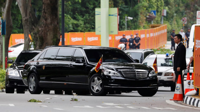 Kim Jong Un tiba di Capella Hotel. (Foto: Reuters/Kim Kyung-hoon)