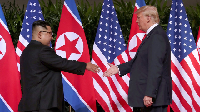 Suasana pertemuan Kim dan Trump. (Foto: Reuters/Jonathan Ernst)