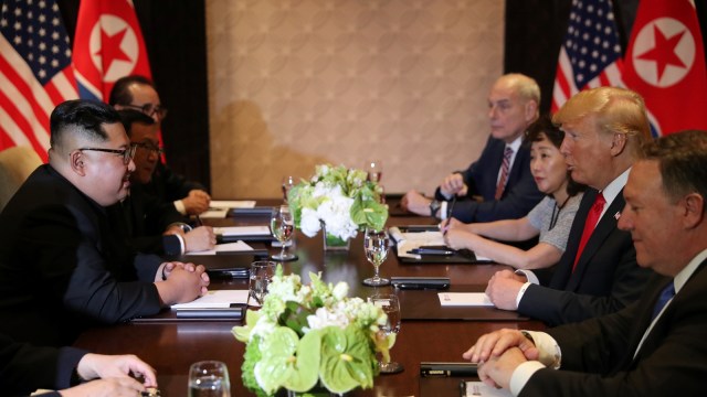 Kim dan Trum melakukan pertemuan tertutup. (Foto: Reuters/Jonathan Ernst)
