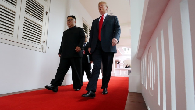 Kim Jong-un dan Donald Trump berdampingan. (Foto: Reuters/Jonathan Ernst)