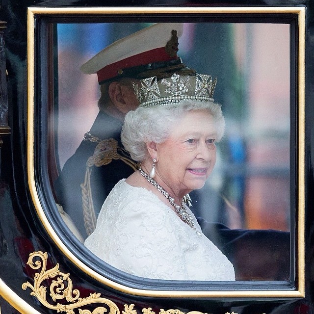 Ratu Elizabeth II di dalam kereta kudanya (Foto: Dok. Ondřej Kubáček - Instagram)