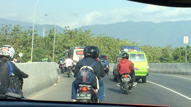 Kondisi lalu lintas di Jalan Nasional Brebes. (Foto: Diah Harni/kumparan)