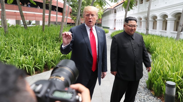 Kim dan Trump keliling Hotel Capella. (Foto: Reuters/Jonathan Ernst)
