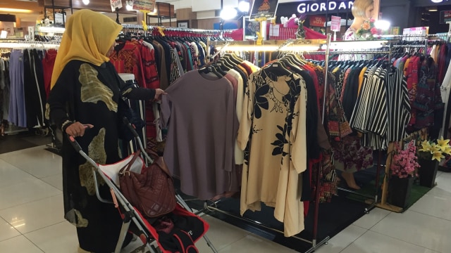 Baju Impor Bekas di Plaza Kalibata (Foto: Selfy Sandra Momongan/kumparan)