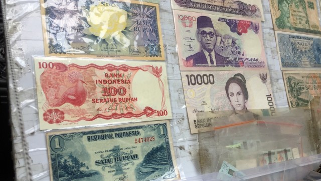 Jual beli uang kuno di Pasar Baru (Foto: Fachrul Irwinsyah/kumparan)