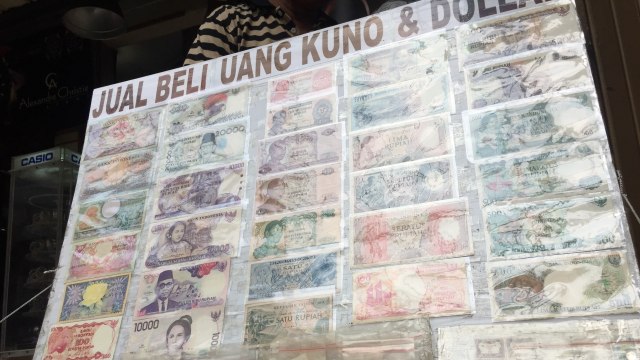 Jual beli uang kuno di Pasar Baru (Foto: Fachrul Irwinsyah/kumparan)