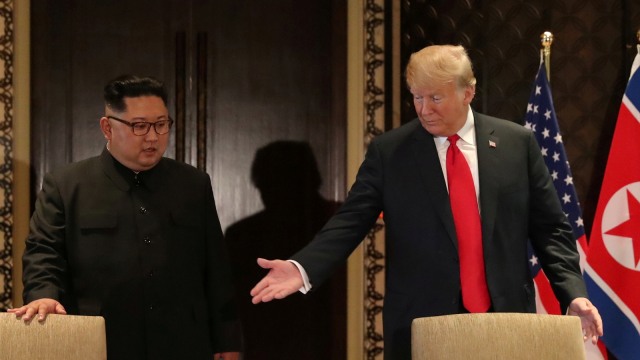 Kim Jong-un dan Donald Trump. (Foto: Reuters/Jonathan Ernst)