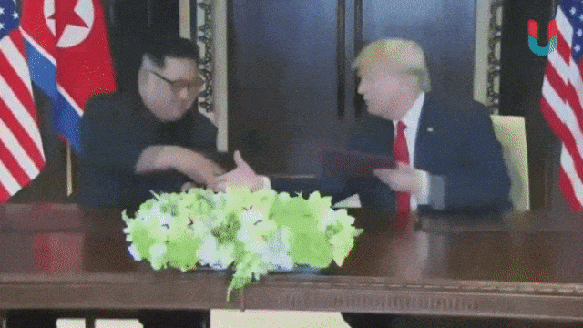 Salaman Donald Trump dan Kim Jong-un. (Foto: AP)