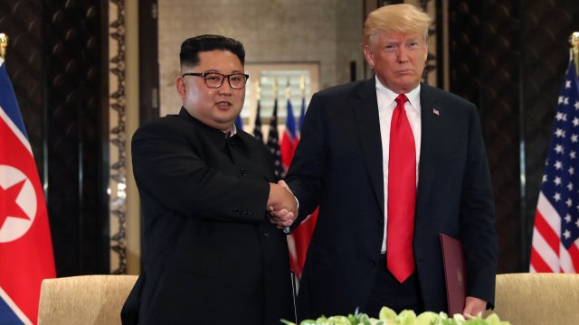 Kim dan Trump berjabat tangan. (Foto: Reuters/Jonathan Ernst)